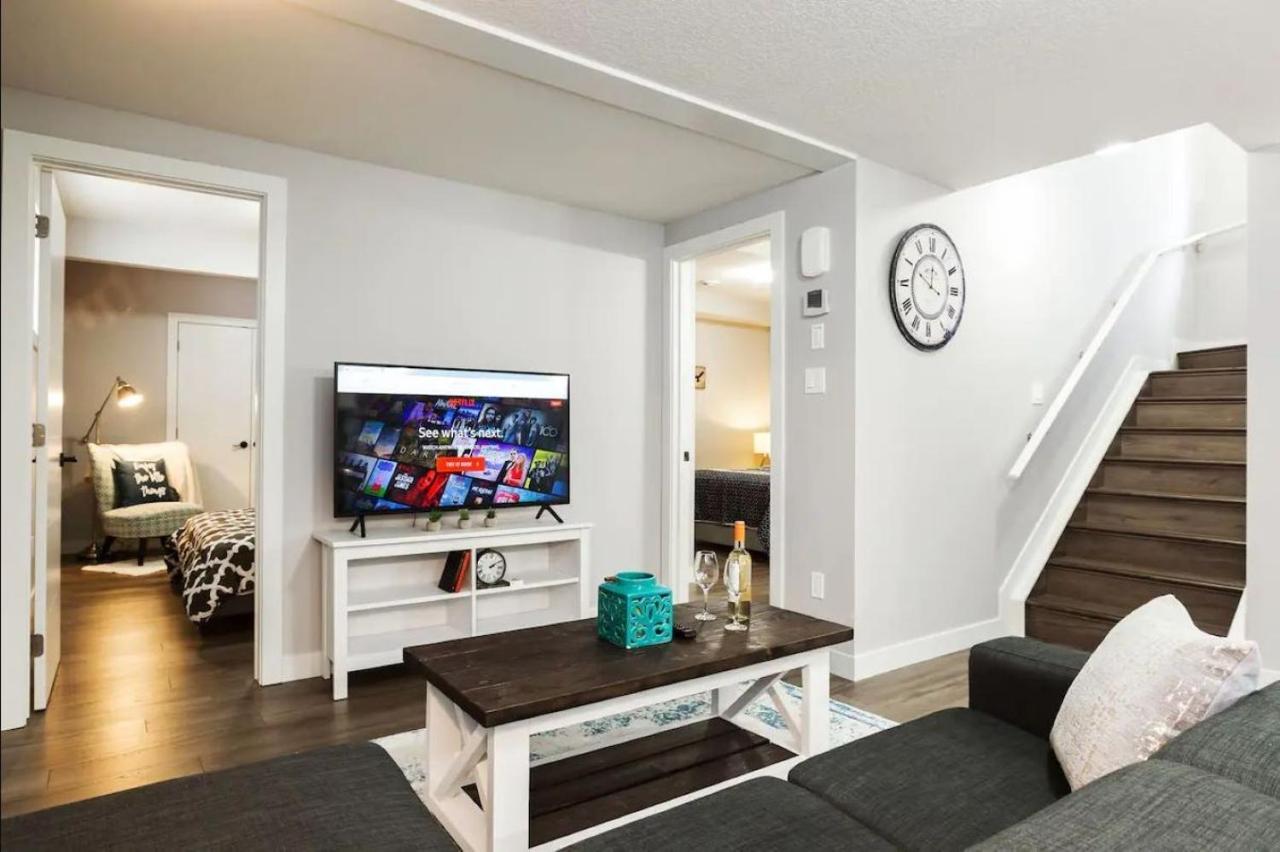 Modern Executive Suite I Complimentary Netflix & Parking! Edmonton Exterior photo