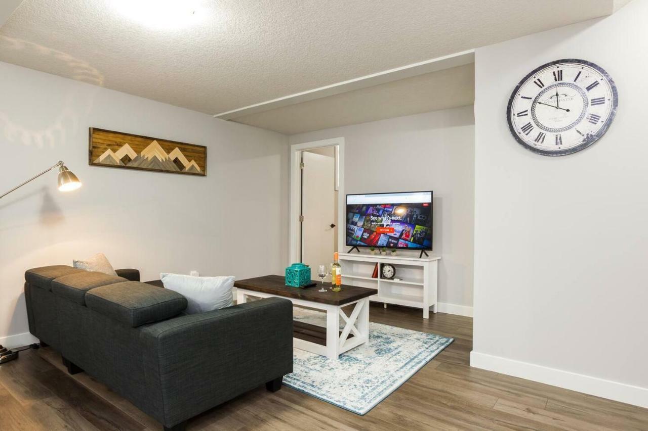 Modern Executive Suite I Complimentary Netflix & Parking! Edmonton Exterior photo