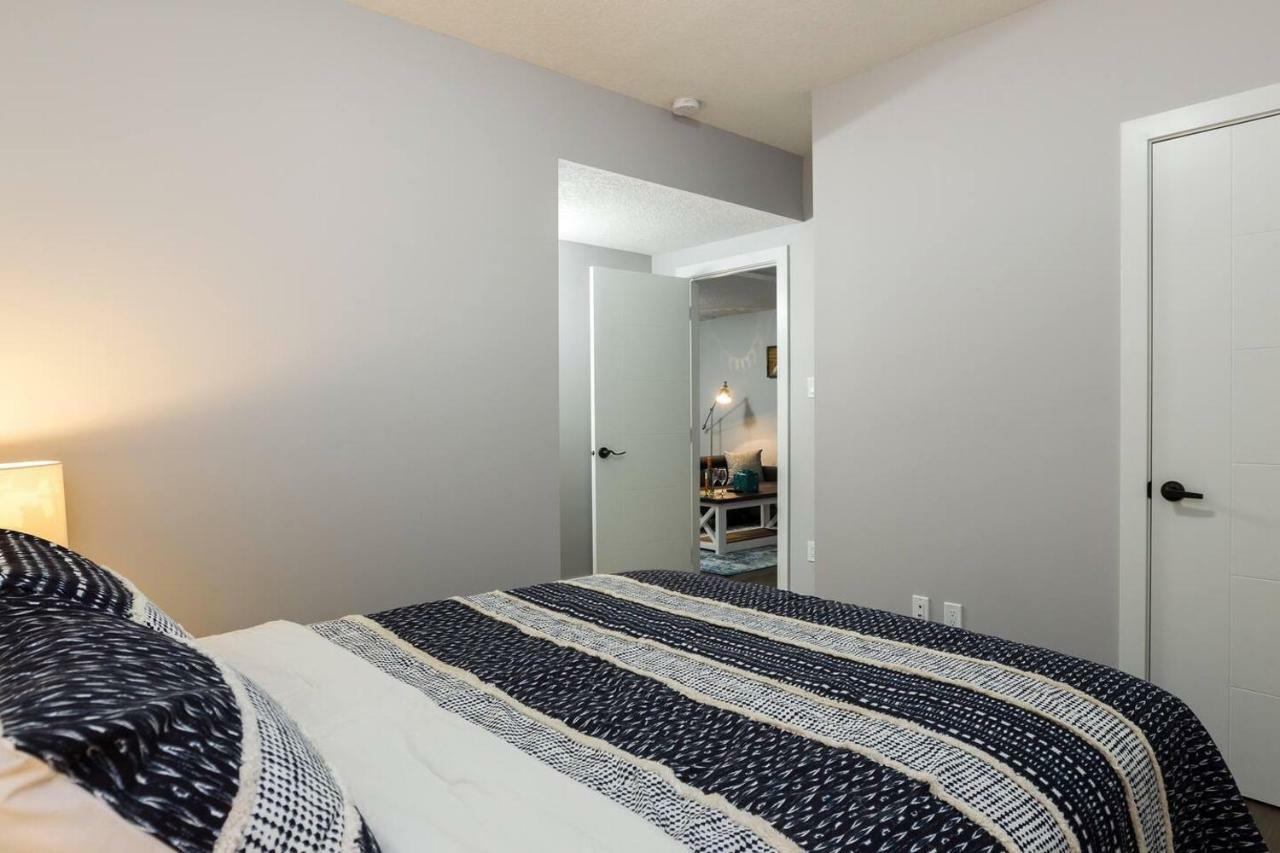 Modern Executive Suite I Complimentary Netflix & Parking! Edmonton Exterior photo