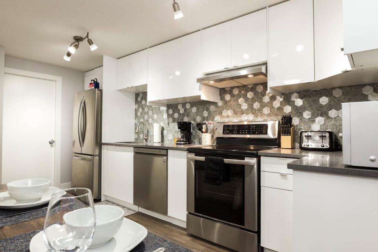 Modern Executive Suite I Complimentary Netflix & Parking! Edmonton Exterior photo